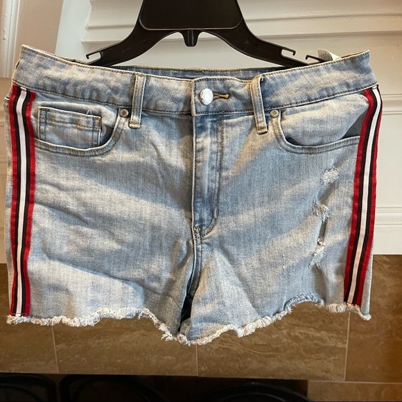 F: GUESS Women's Vintage Denim High-rise Light wash Shorts Sz 30 - Picture 1 of 12